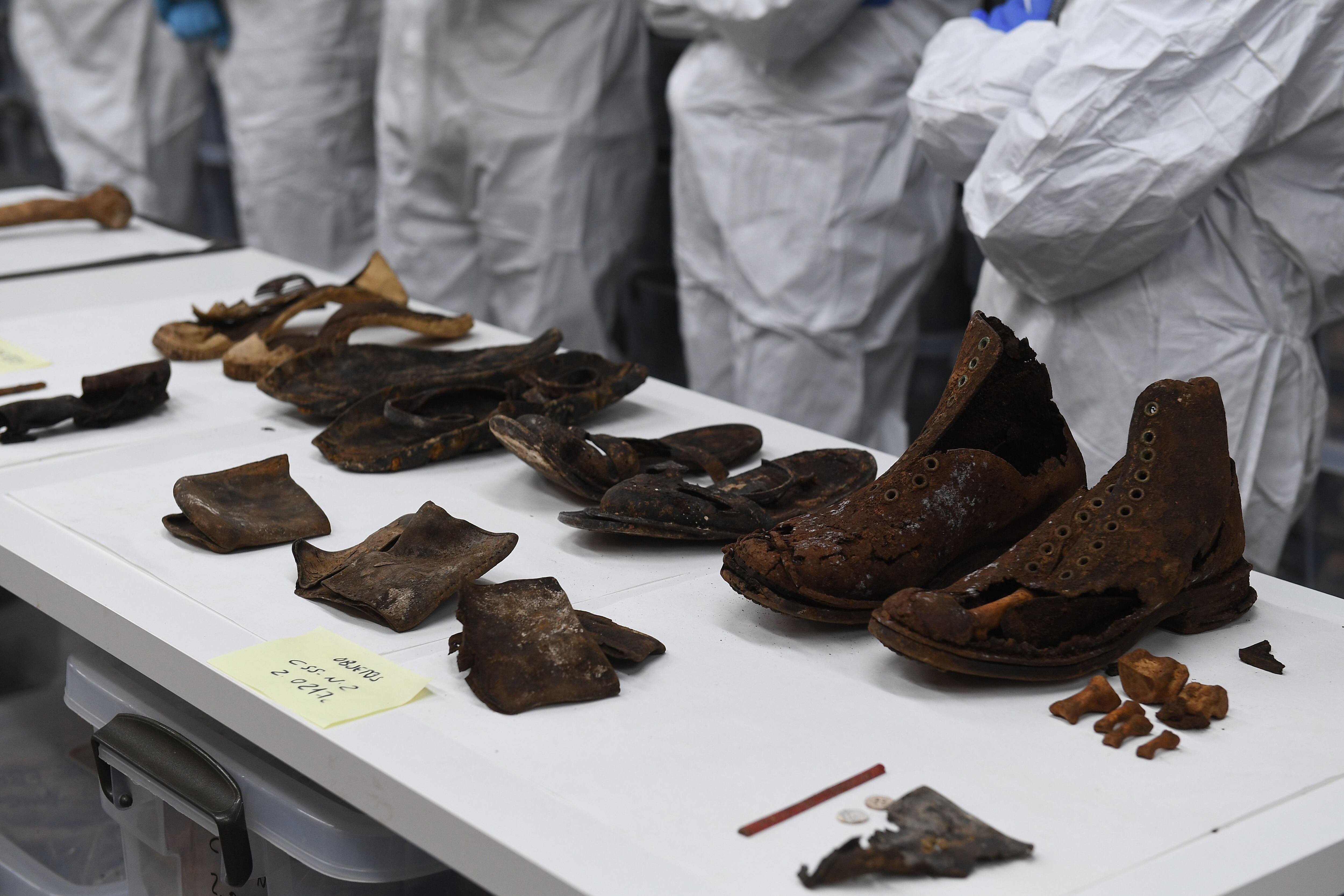 Objetos recuperados por los investigadores en el Valle de Cuelgamuros, en una imagen distribuida por La Moncloa.