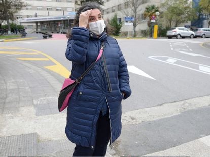 Cristina G. delante del hospital vitoriano de Txagorritxu en el que se ha contagiado toda su familia.