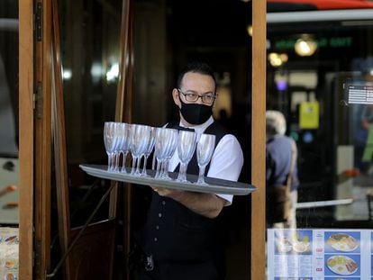 Un camarero del Cafè de l'Òpera de Barcelona, este miércoles.