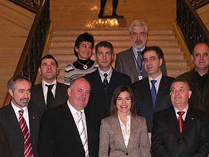 Izaskun Bilbao junto a Wiliam Hay y la delegación vasca