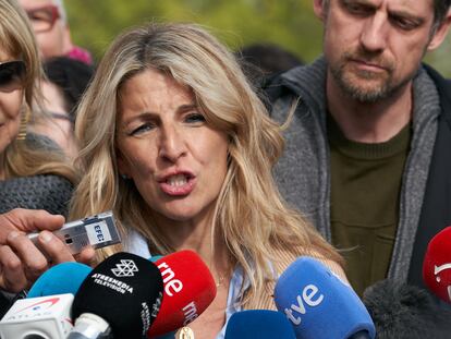 La coordinadora general de Sumar y vicepresidenta del Gobierno, Yolanda Díaz, atendiendo a los medios este jueves en el acto de campaña en Vitoria.