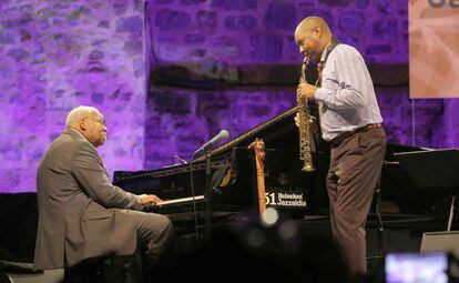 Ellis Marsalis toca el piano en el festival jazz de San Sebastián acompañado por su hijo Branford.