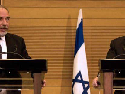 Avigdor Lieberman y Benjam&iacute;n Netanyahu, en el Parlamento israel&iacute;.