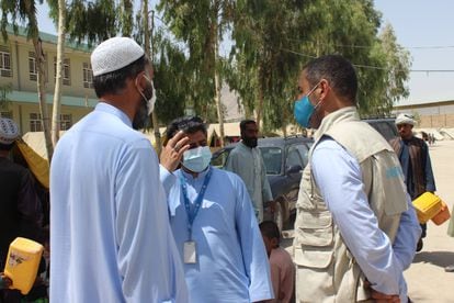 Mustapha Ben Messaoud, jefe de Operaciones y Emergencias de Unicef en Afganistán, visita el campamento de Haji para hablar con las personas desplazadas que han abandonado sus hogares debido a la guerra.