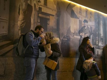 Personas comiendo churros a las puertas de la chocolatería San Ginés.