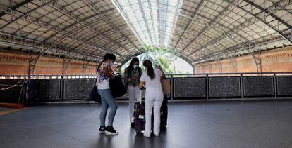 Pasajeros en el interior de la Estación de Atocha Renfe.