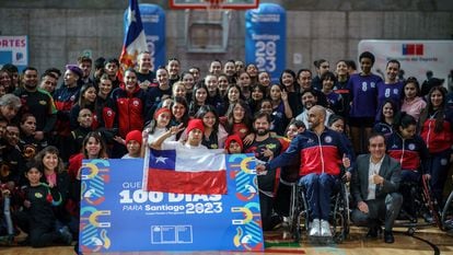 Gabriel Boric con un grupo de deportistas chilenos que participarán los Juegos Panamericanos y Parapanamericanos, el 12 de julio.