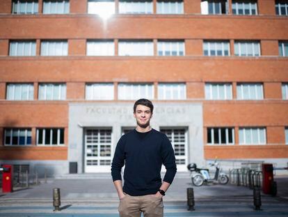 Alex Benítez, un estudiante de Física que participa en una propuesta del telescopio 'James Webb', este miércoles en la Facultad de Ciencias Físicas de la Universidad Complutense de Madrid.