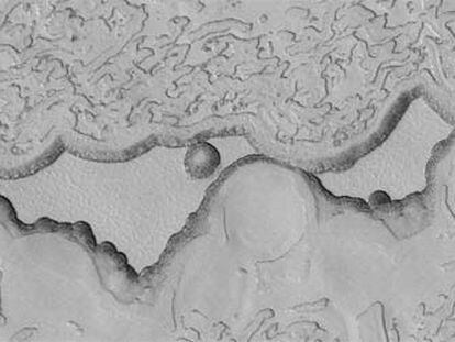 Mesetas de hielo de dióxido de carbono en el polo sur de Marte, observadas por <i>Mars Global Surveyor.</i>