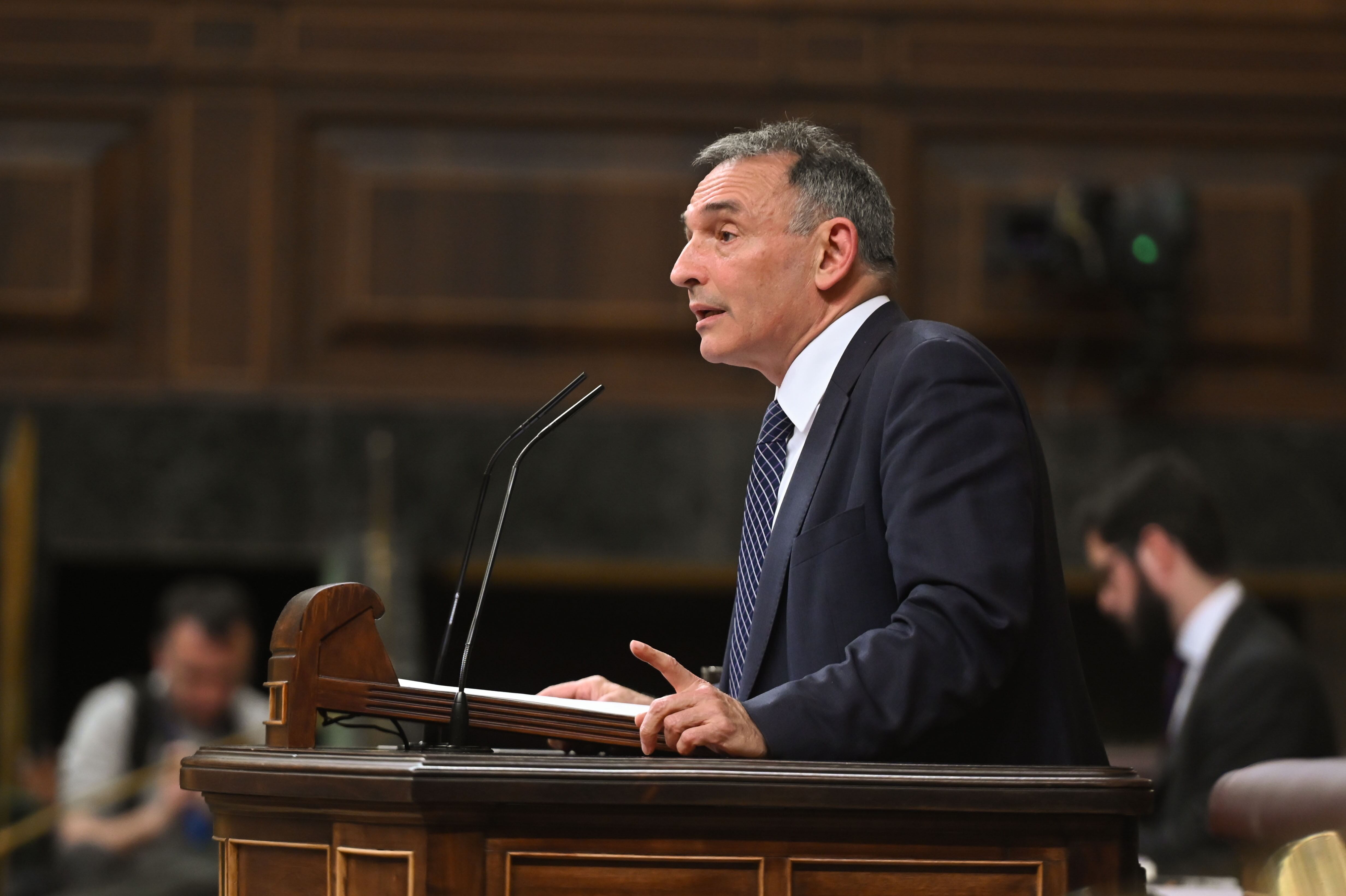 MADRID, 20/02/2024.- El diputado de Sumar Enrique Santiago interviene en la sesión plenaria del Congreso, este martes en Madrid. EFE/ Fernando Villar
