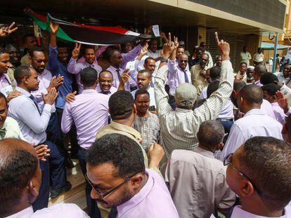 Empleados de la banca sudanesa participan este martes en la huelga de dos días en Jartum.