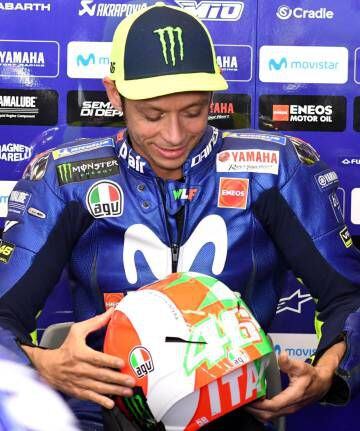 Rossi, con la edición especial de su casco para el GP de Italia.