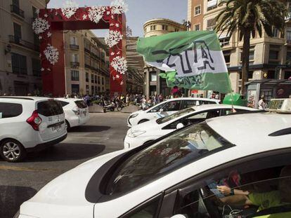 Protesta de taxistas ante la entrada de la Feria de Málaga el martes.
