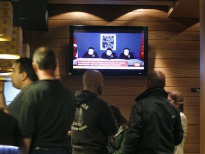 Clientes de un bar en Bilbao ven por televisión la lectura del comunicado de ETA anunciando el fin de la violencia.