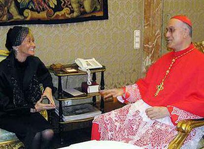 La vicepresidenta Fernández de la Vega, con el secretario de Estado del Vaticano, el cardenal Tarcisio Bertone, el 24 de noviembre pasado.