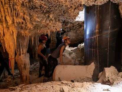Ambientalistas y espeleólogos observan un pilote que atravesó el sistema de cuevas Aktun t’uyul para la construcción Tren Maya, en Playa del Carmen.