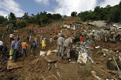 Varios bomberos buscan a supervivientes en las laderas de Morro dos Prazeres en Río de Janeiro.