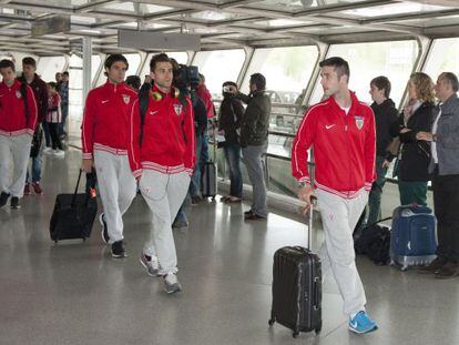 Llegada al aeropuerto  de los jugadores del Athletic  después del partido contra el Rayo.