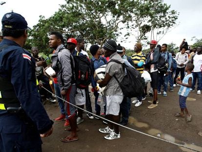 Inmigrantes procedentes de Hait&iacute; y &Aacute;frica esperan en la frontera entre Costa Rica y Nicaragua.