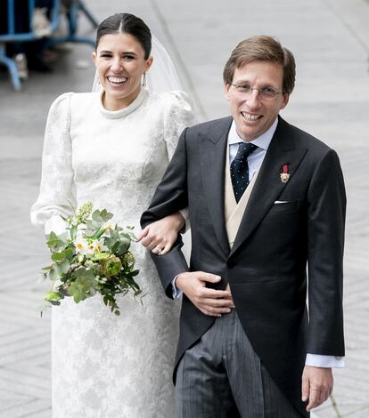 José Luis Martínez-Almeida y su esposa, Teresa Urquijo, tras su boda celebrada en la parroquia San Francisco de Borja. 