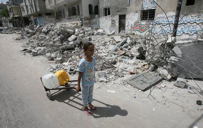 Desde 2019, el Estado de Palestina ha sido testigo de 95 ataques contra 142 infraestructuras de agua y saneamiento. Más de 1,6 millones de personas viven sin acceso a estos servicios básicos. Como esta niña, que utiliza una carretilla de mano para transportar bidones llenos de agua, en la ciudad de Rafah, en el sur de Gaza.