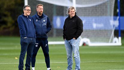El presidente del Chelsea, Todd Boehly, junto a Jonathan Goldstein, director y copropietario, y Graham Potter, el entrenador, durante una sesión de entrenamiento en octubre.