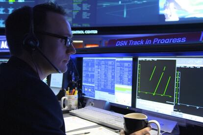 Un ingeniero del JET de la NASA observa el seguimiento de señales de la red DSN.