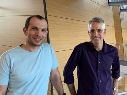 Los investigadores israelíes Shmuel Gleizer y Ron Milo.