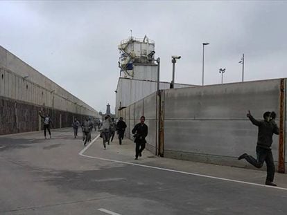 Un grupo de personas corre en el puerto de Melilla.