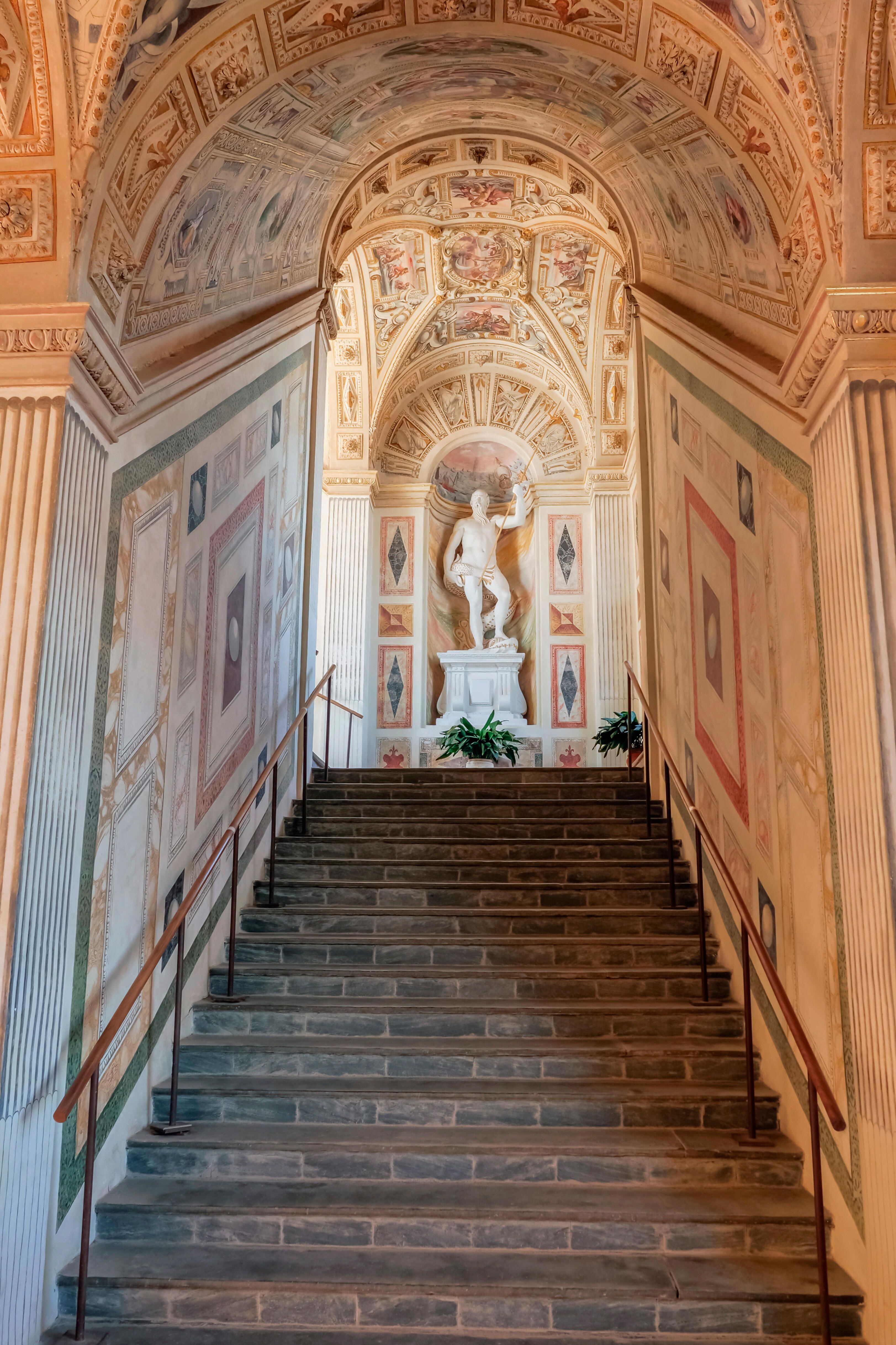Escalinata del palacio del Marqués de Santa Cruz.
