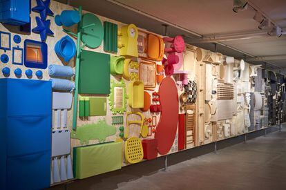Objetos y colores de Ikea en la entrada al museo, organizado en tres apartados temáticos llamados "Nuestras raíces", "Nuestra historia", "Tus historias".