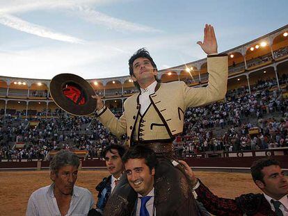 El rejoneador portugués Diego Ventura sale ayer por la Puerta Grande de Las Ventas.