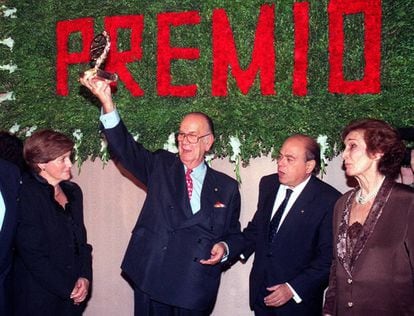 Camilo José Cela recibe el Planeta en 1994 de manos de Jordi Pujol.
