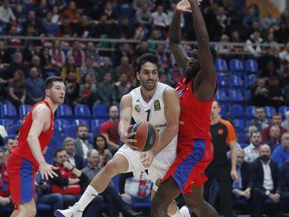 Campazzo busca el pase ante Hunter