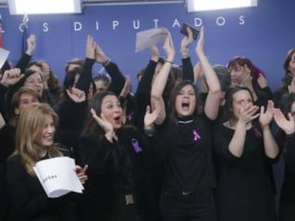 Un grupo de unas sesenta periodistas parlamentarias, que trabajan habitualmente en el Congreso de los Diputados, se han fotografiado en la sala de prensa de la C&aacute;mara Baja para mostrar su apoyo a la huelga feminista del 8M.