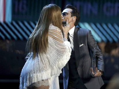 Los cantantes Jennifer Lopez y Marc Anthony se dan un beso durante los premios Grammy Latino.