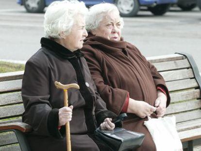 Imagen de dos ancianas.