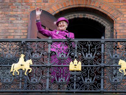 Margarita de Dinamarca saluda desde el balcón del Ayuntamiento de Copenhague, este sábado durante la celebración por sus 50 años en el trono.