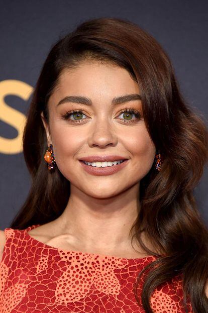 Sarah Hyland optó por dejarse la melena suelta con ondas.