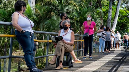 Varias personas hacen fila en un centro de salud esperando ser vacunadas contra el covid-19 en San José, Costa Rica.