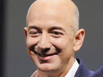 Jeff Bezos, CEO de Amazon, con el nuevo Kindle Paperwhite