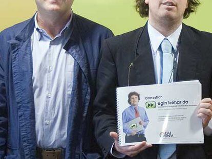 Joseba Egibar (izquierda) y Xabier Ezeizabarrena, ayer en un acto en San Sebastián.