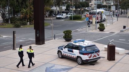 Una patrulla de agentes de los Mossos d Esquadra realiza labores de seguridad ciudadana en el paseo maritimo de Cambrils junto al memorial en homenaje a las victimas del atentado del 18 de agosto del 2017.