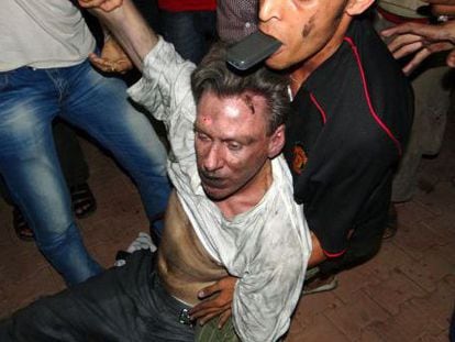 El embajador Stevens es trasladado por un grupo de libios el día del ataque.