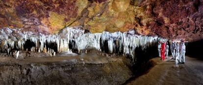 Un grupo de excursionistas en la cueva del Soplao, en Cantabria.