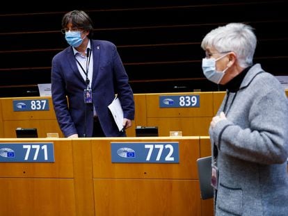 Los eurodiputados Clara Ponsatí y Carles Puigdemont, en el Parlamento Europeo el lunes.