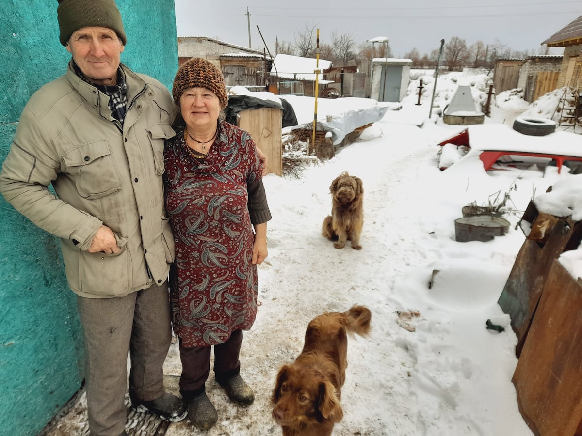 Ucrania: La guerra de los ucranios Liudmila y Gregori: reconstruir el hogar de su vida a los 70 años | Internacional