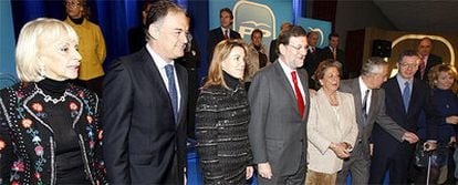 Mariano Rajoy posa con Teófila Martínez, Esteban González Pons, María Dolores de Cospedal, Rita Barberá, Javier Arenas, Alberto Ruiz Gallardón y Esperanza Aguirre.
