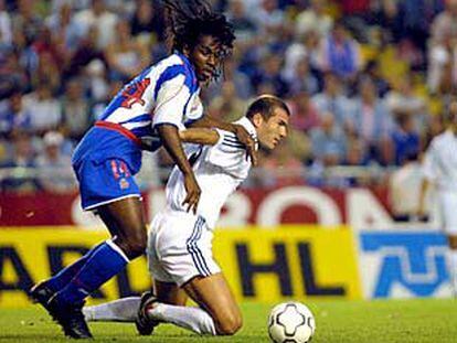 Emerson acosa por detrás a Zidane en el pasado trofeo Teresa Herrera en A Coruña.