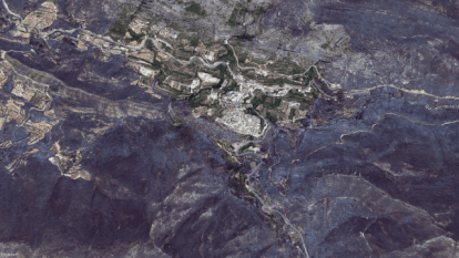 Imagen de satélite de Dos Aguas semanas después del incendio y cómo está en 2022
